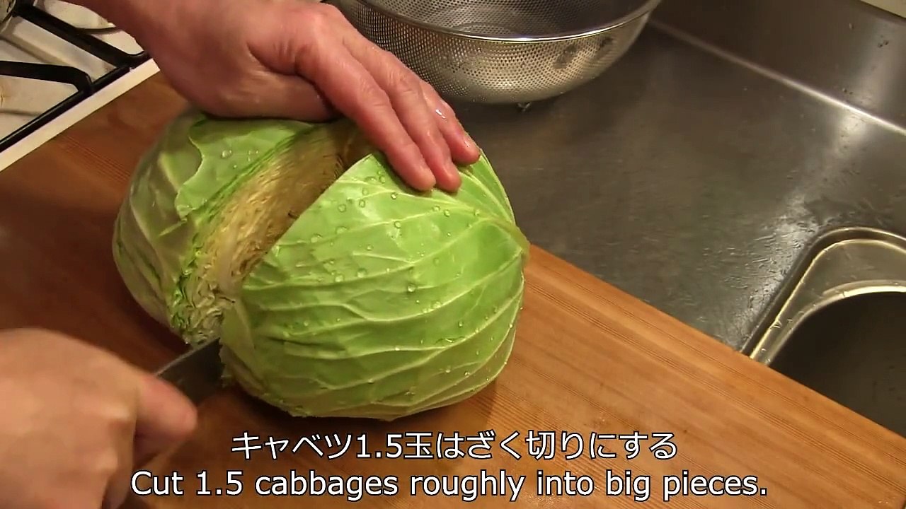 博多名物！みそ味のもつ鍋♪　Motsu-nabe♪(Giblets cooked in a hot pot )