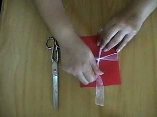 Cómo amarrar una invitación con moño