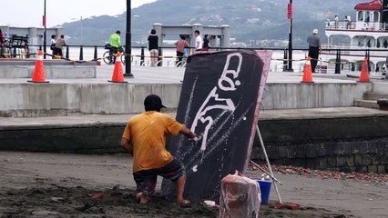 Street Artist Drawing Bruce Lee ...