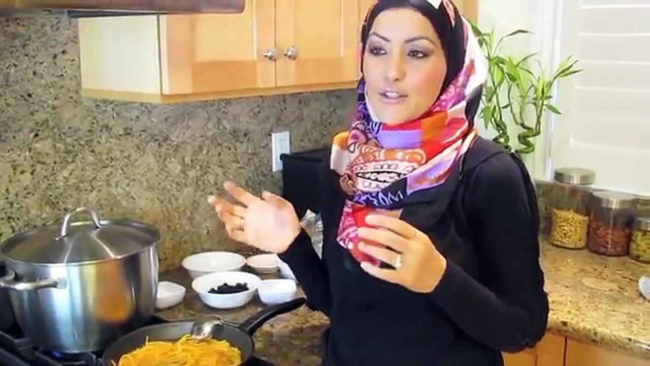 Faisha Girl Cooking in front of men: Haram!
