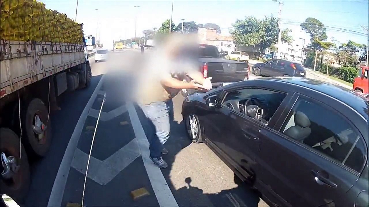 FLAGRANTE DE BRIGA NO TRANSITO