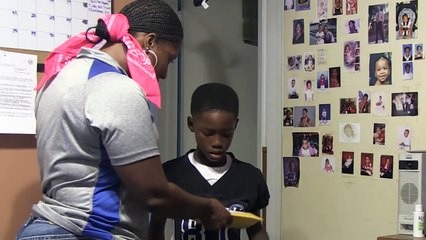 Une maman fait une blague à son fils pour son anniversaire