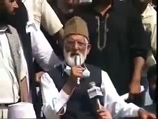 Syed Ali Gelani Chanting We Are Pakistanis In Front Of Indian Army - MUST WATCH !!!