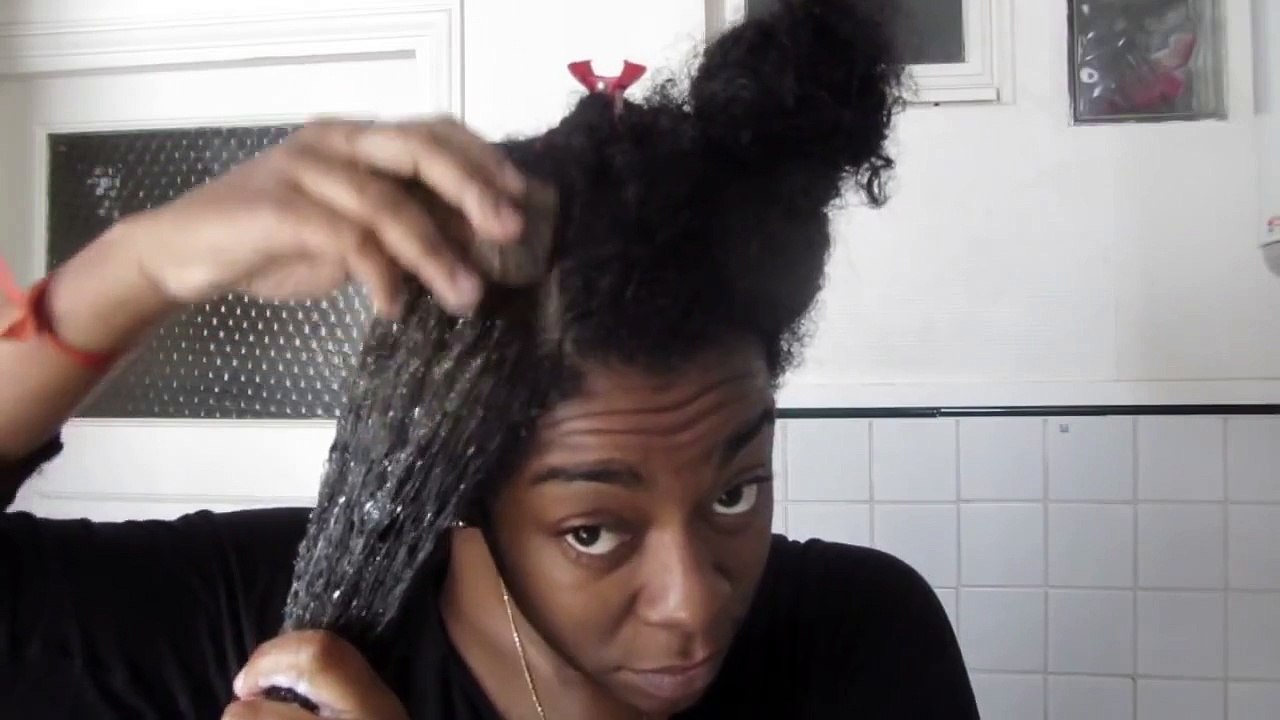 Comment laver ses cheveux avec du Savon Noir Africain.