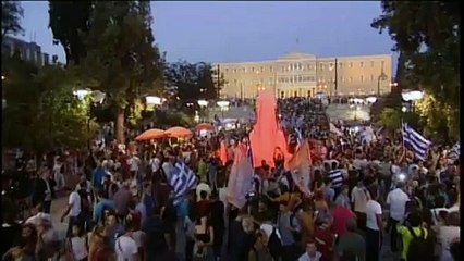Les partisans du "non" célèbrent leur victoire dans les rues d'Athènes