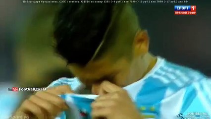 The saddest selfie_ Chile mascot bags picture with Leo Messi after Argentina defeat