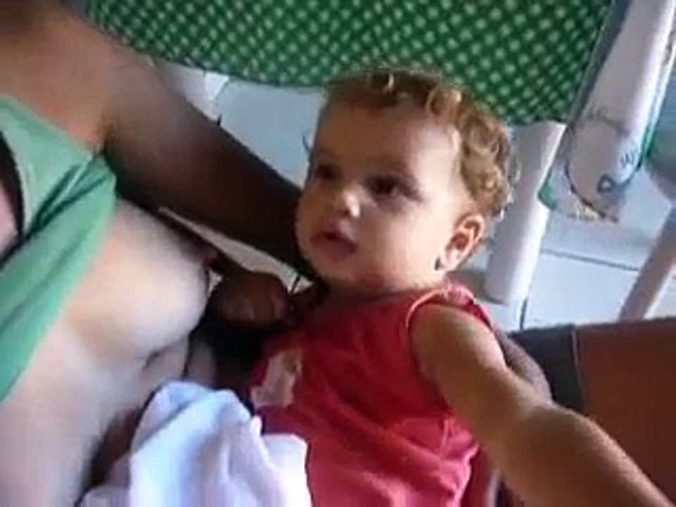edu mamando e comendo carne kkk.MOV