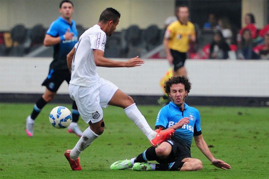 Grêmio vence na Vila e Santos volta para o Z4