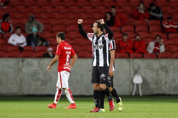 Download Video: Galo vence o Inter no Beira-Rio e assume a ponta do Brasileirão