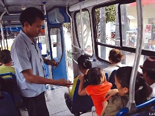 POBRE POLLITO-POLLITO COBRADOR DE BUSES