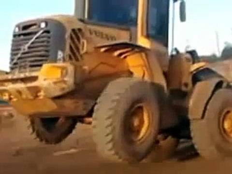 Habilidade na Pá Carregadeira L - 70 F , Descarregando Caminhão com Julieta de toras
