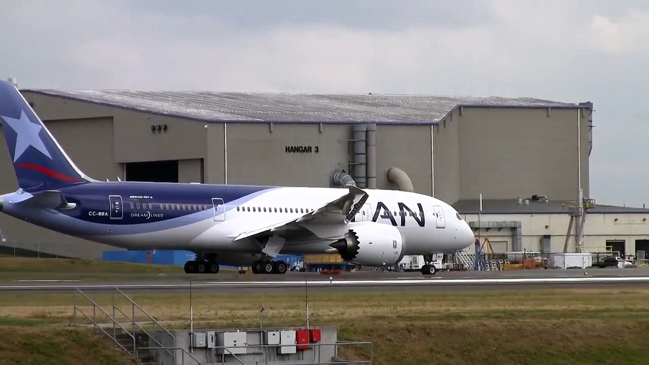 LAN 787 Takeoff and Landing