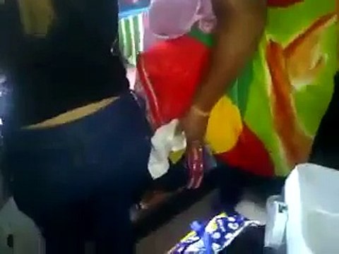 A esta mujer no la dejaron subir a un autobús por llevar toallas sanitarias