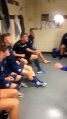 Série de têtes dans le vestiaire d'un club de foot