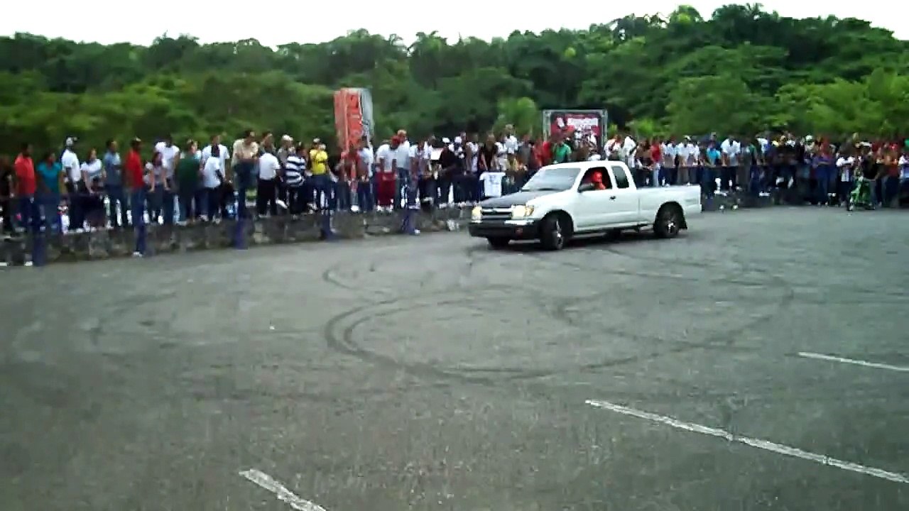 Camioneta Toyota Tacoma en Competencia
