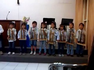 Anak TK Kalam Kudus TKI main angklung dg Lagu Mengikut Yesus Keputusanku