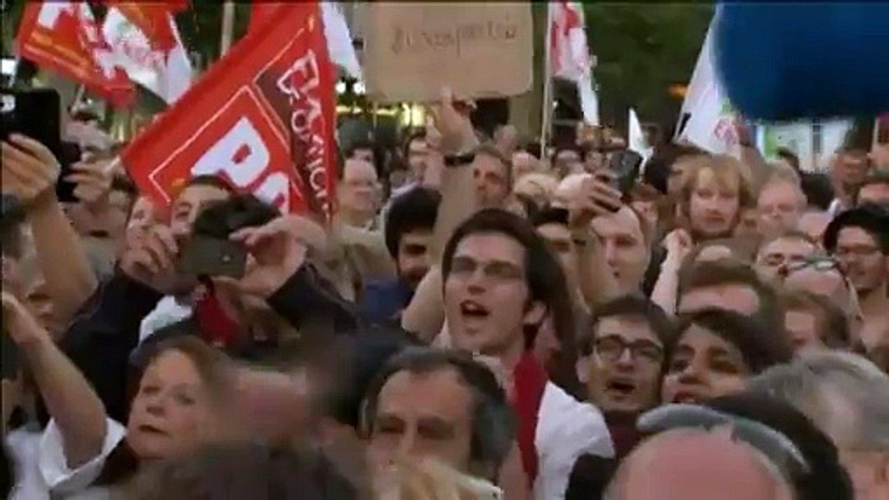 Grèce : "L'univers entier rigole des Européens", lance Mélenchon dans une manifestation à Paris