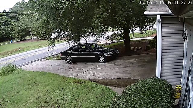 2 individus filmés en train de voler des colis déposés devant une maison