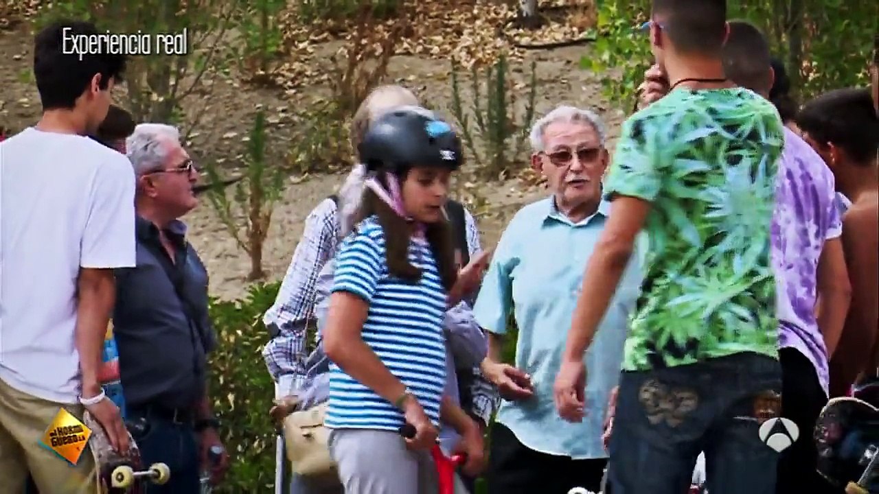 Il se déguise en vieux et ridiculise tout le monde au skatepark