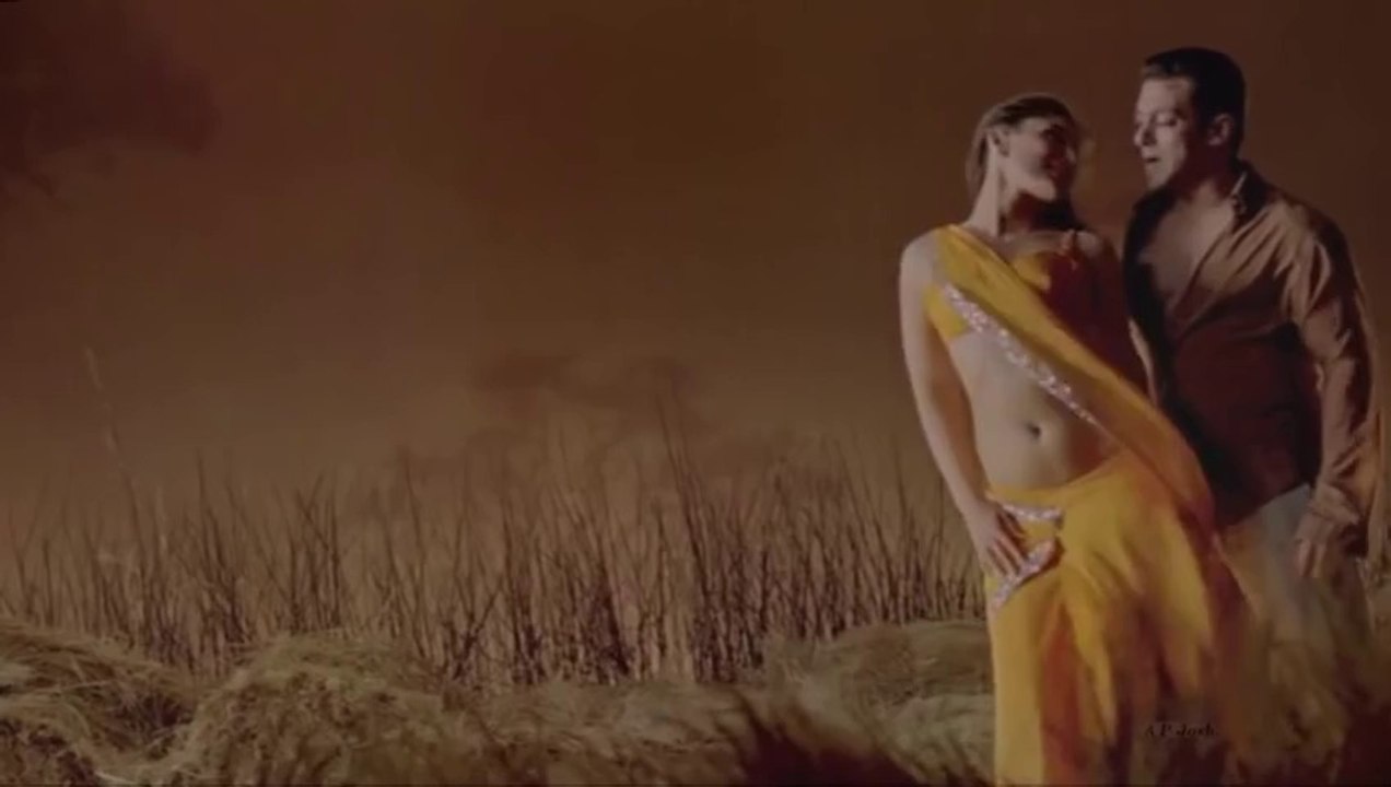 Kareena Kapoor Bollywood Hot Show in Saree hindi film song with salman khan, image size:1272x720