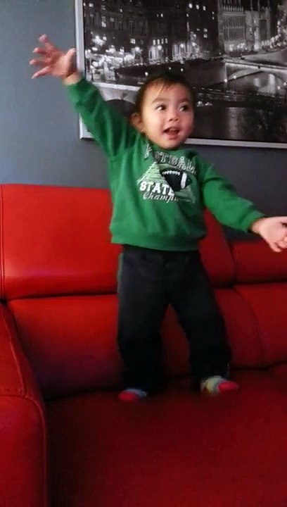 Cute toddler sings and dances to FROZEN 'let it go'.