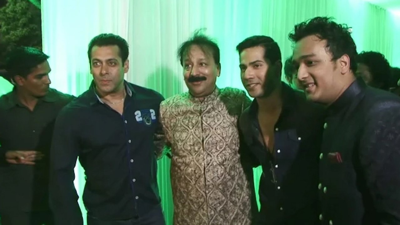 Varun Dhawan BONDS With Salman Khan @ Baba Siddiqui's Iftaar Party 2015