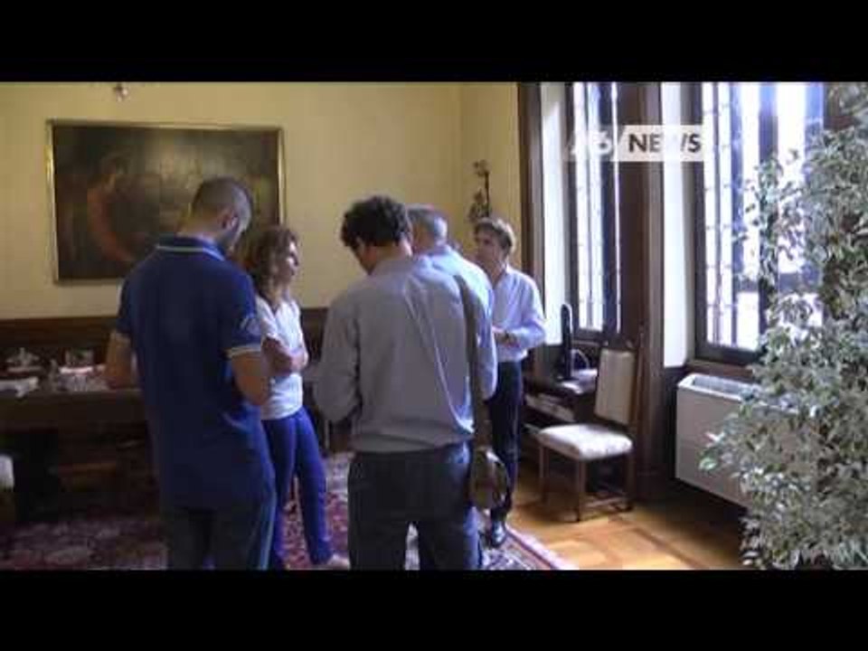 NOTTE SUI GRADINI DELLA QUESTURA