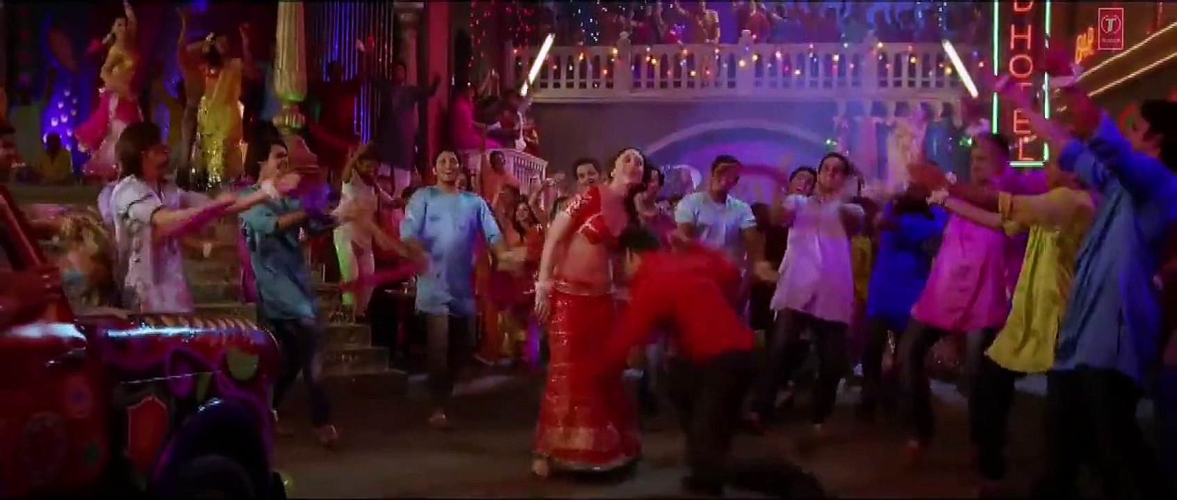 fevicol-se-full-video-song-dabangg-2-official-kareena-kapoor-salman-khan(1)