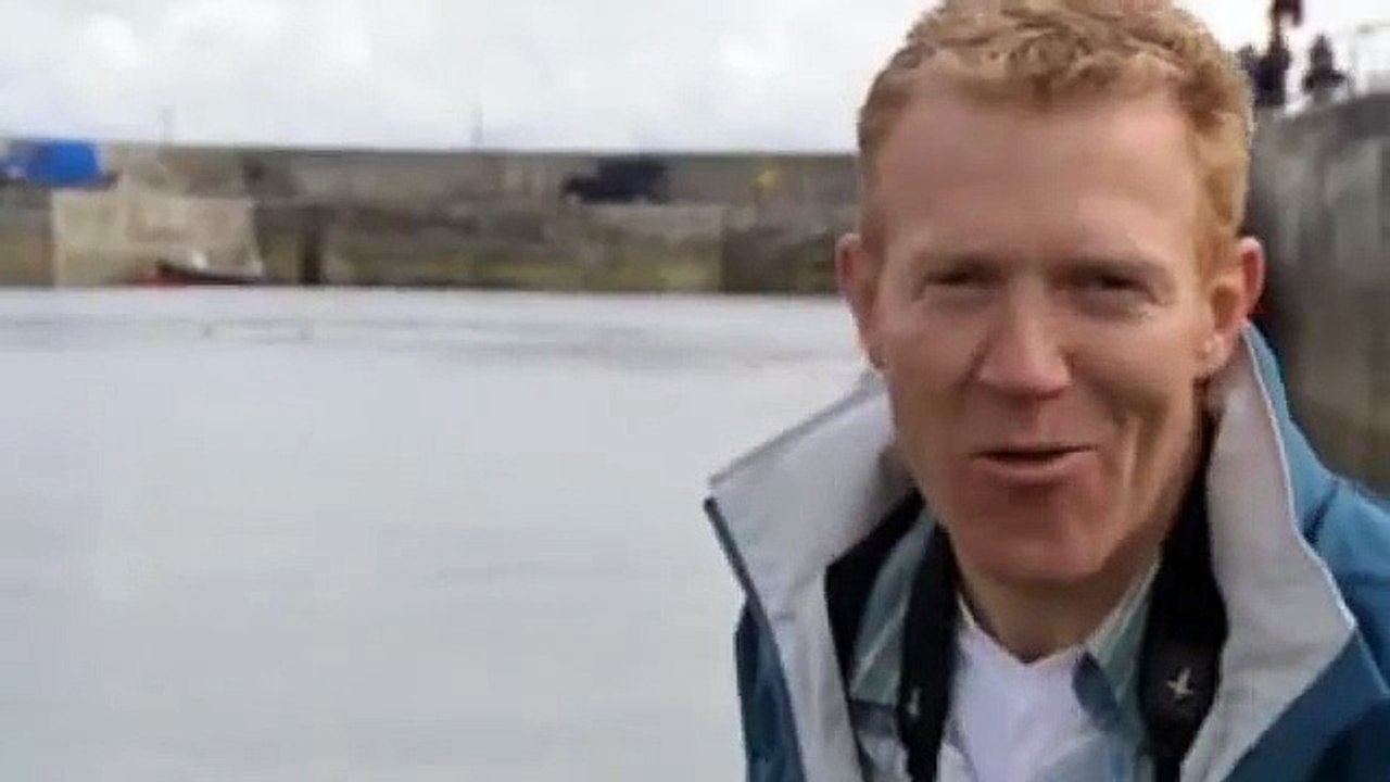 Tous les jours, ce chien part à la nage pour retrouver un ami surprenant...