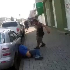 Borrachos se pelean en mitad de la calle