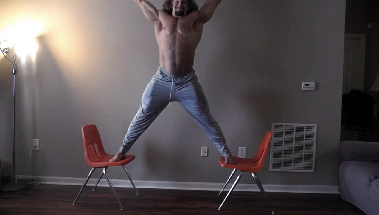 Faire le grand écart sur 2 chaises en portant des altères CHECK !!!