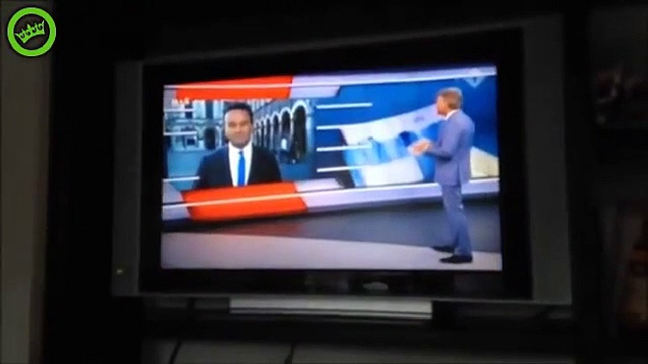 Il voit qu'une journaliste en est direct près de chez lui, il sort en courant et passe derrière ! Trop délirant !