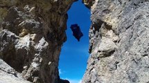 En wingsuit, il passe à travers un trou de 2,70m