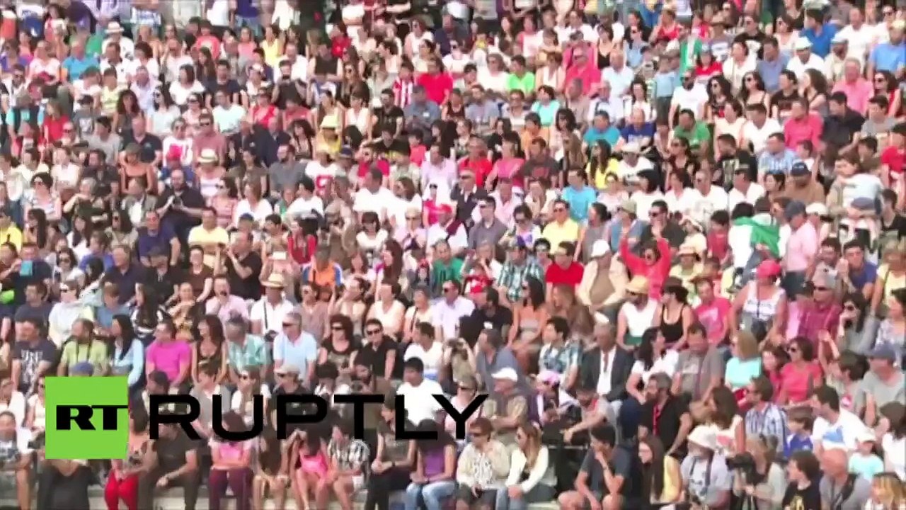 Espagne : des hommes tentent de combattre des chevaux sauvages lors de la «Rapa das Bestas»