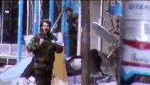 شاهد هذا الموقف رجل من رجال الجيش العربي السوري يحاور عشرات المسلحين منفردا