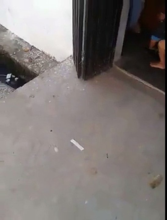 Very Very Intelegent Kid To Open Lays Packet haha Must watch