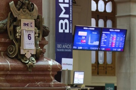 Ibex 35 se desploma un 2% tras referéndum de Grecia