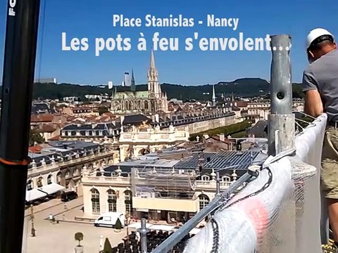 Nancy - Place Stanislas : les pots à feu s'envolent
