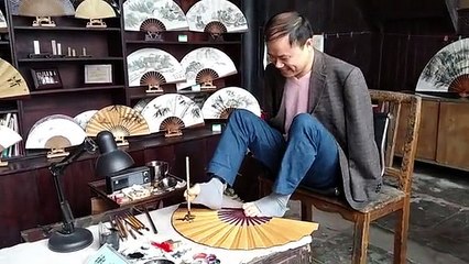 Chinese artist paints using only his feet