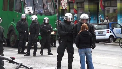 Wasserwerfereinsatz und Zugriff auf junge Frau vor Hamburg 22.04.2012 St.Pauli geg. Rostock-Spiel