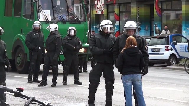 Wasserwerfereinsatz und Zugriff auf junge Frau vor Hamburg 22.04.2012 St.Pauli geg. Rostock-Spiel