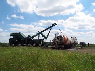 SECLIN : Dégagement d'un camion renversé dans un champ