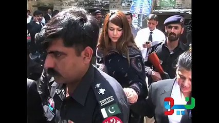 آیان علی کی عدالت میں پیشیاں، کیٹ واک سے کم نہیں