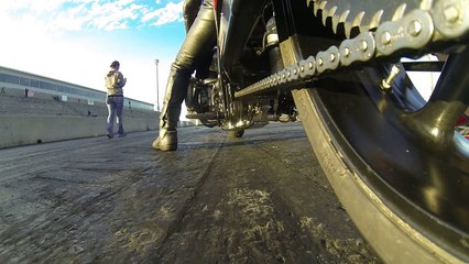 Déformation d'une chaine de moto à l'accélération