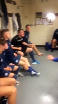 Série de têtes dans le vestiaire d'un club de foot