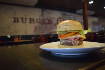 Preparando um hambúrguer gourmet em casa