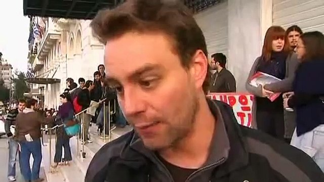 Greek crisis spills onto its streets
