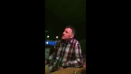 Cet homme arrive à jouer du saxophone sans instrument