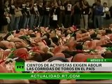 Activitas semidesnudos protestaron contra una corrida en México