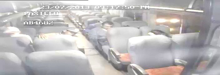 Video muestra como 3 sujetos asaltan a chofer de bus y  a pasajeros